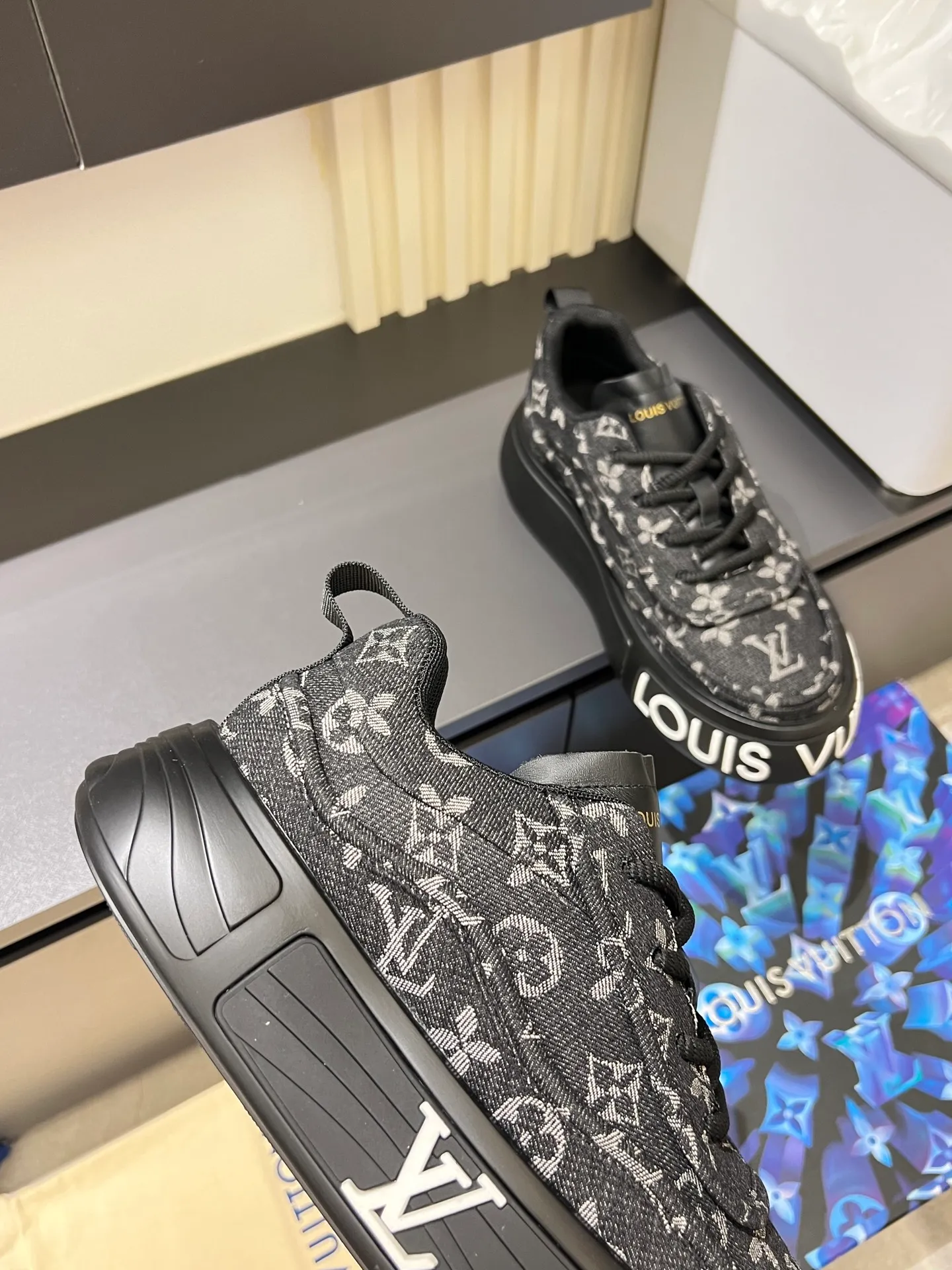 p560 "LOUI* VUITTO*" popular men's casual shoes, genuine development in Italy💯Purchase level quality✔️The upper is made of official website material first-layer cowhide, comfortable and soft sheepskin feet⚡️Fashionable and versatile. The toe last shape is firm and full, and the soles are made from LV original molds and can be freely entered and exited the counter. They are light and comfortable on the foot~purely handmade, details determine the quality! Size:39-44, (38.45 customized)